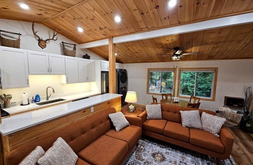 Bath Cabin | Beautiful Cozy Cabin with Hot Tub and Fire Pit near Haverhill, New Hampshire