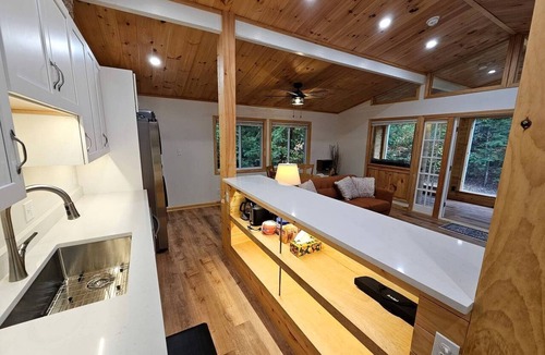 Bath Cabin | Beautiful Cozy Cabin with Hot Tub and Fire Pit near Haverhill, New Hampshire