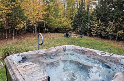 Bath Cabin | Beautiful Cozy Cabin with Hot Tub and Fire Pit near Haverhill, New Hampshire