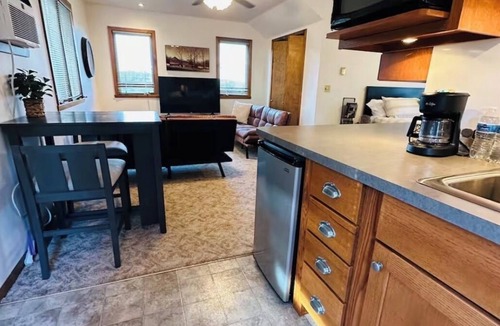 Rapid City House | Beautiful Home W/Guest Home, sleeps 13 Bike Garage