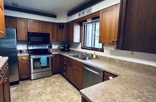 Rapid City House | Beautiful Home W/Guest Home, sleeps 13 Bike Garage