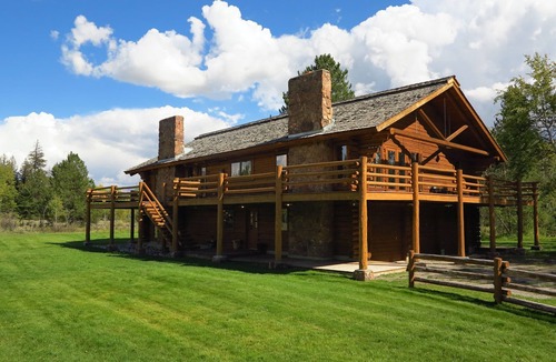 John Dodge House | Beautiful log cabin on 4 acres of private wilderness with stunning mountain view