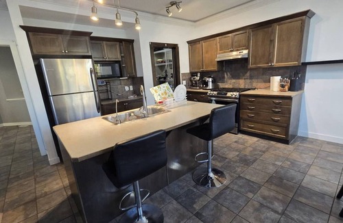 Cochrane House | Beautiful Modern Home 4BDR near Banff + Skiing!