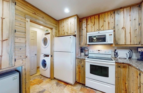 Alpine Village Cabin | Beautiful mountain-view cabin with covered deck, grill, fireplace & washer/dryer