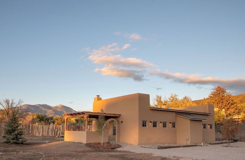 Taos House | Beautiful One Bedroom Casita with View of Taos Mountain