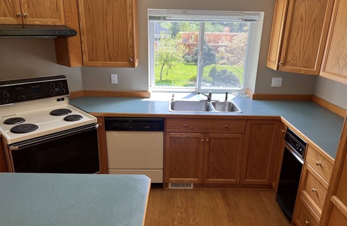Anmore House | Beautiful, Quiet, Comfortable Vacation Second Suite