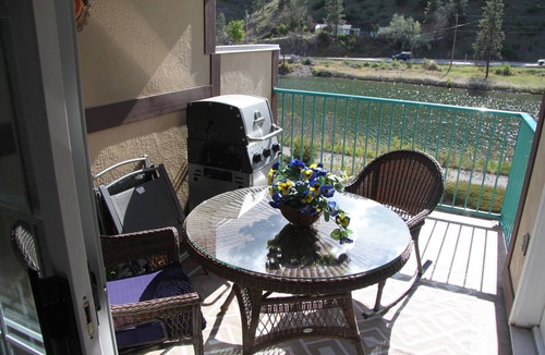 Okanagan-Similkameen Condo | Beautiful relaxing large condo, steps from the beach.