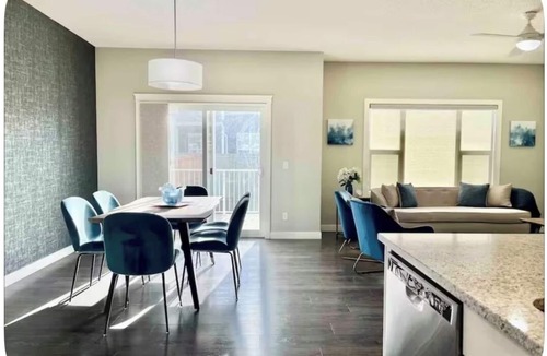 Calgary House | Beautiful Spacious Family Home Near YYC Airport