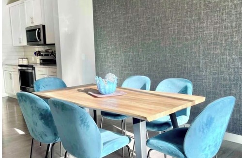 Calgary House | Beautiful Spacious Family Home Near YYC Airport