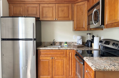 East Ocean Ave Apartment | Beautiful Sunny Apartment Steps From Intracoastal and 5min To Beach