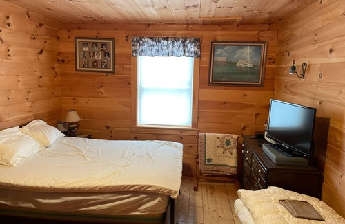 Eastern Vermont House | Beautiful views. Sleeps 6. Nearby stores & restaurants 20 Mins to Stowe.