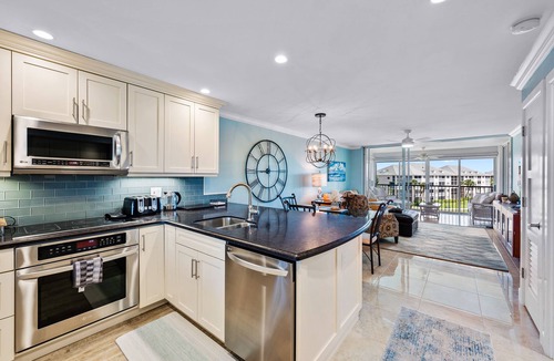 Bella Vista Condo | Beautifully renovated top floor condo with lake view, minutes from the beach