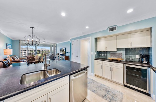 Bella Vista Condo | Beautifully renovated top floor condo with lake view, minutes from the beach