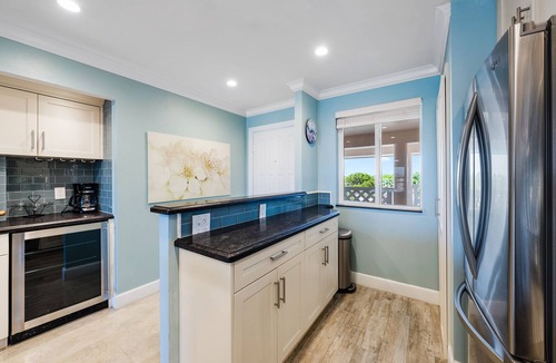 Bella Vista Condo | Beautifully renovated top floor condo with lake view, minutes from the beach