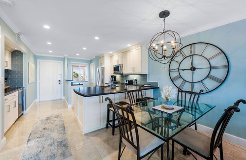 Bella Vista Condo | Beautifully renovated top floor condo with lake view, minutes from the beach