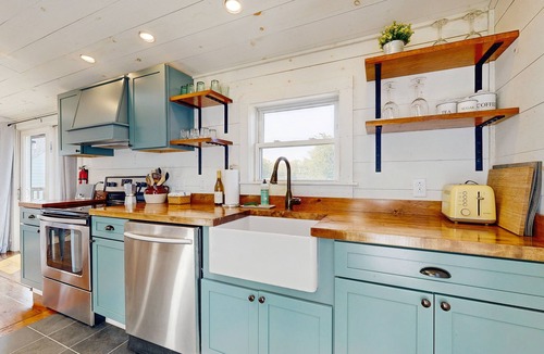 Boothbay Harbor Cabin | Beautifully updated cabin near town & Barrett's Park with deck, BBQ, & W/D
