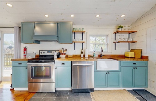 Boothbay Harbor Cabin | Beautifully updated cabin near town & Barrett's Park with deck, BBQ, & W/D