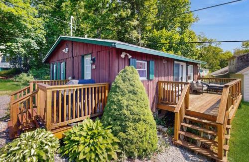 Boothbay Harbor House | Beautifully updated cabin near town & Barrett