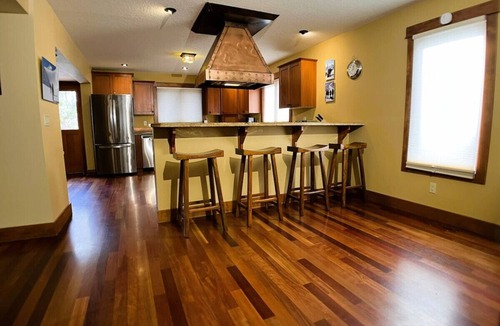 East Kootenay Ski Chalet | Bedrooms Galore Hottub Short Flat Walk to Lift
