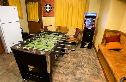 East Kootenay Ski Chalet | Bedrooms Galore Hottub Short Flat Walk to Lift