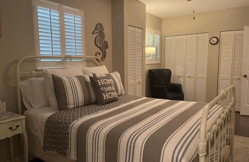 Stuart Bed & Breakfast | Bella's a Tropical Treasure Room#1 no fees Queen bed, In-suite bath