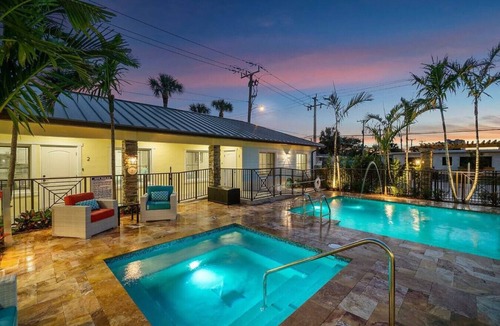 Singer Island Apartment | Bermuda Bungalows #2 🌴🏄‍♀️Quick Walk to Public Beach 🏊🩴Pool/Spa On-Site 🏖️🌅Downtown Singer Island 🌊😎Walk to Restuarants, Bars, Shops 🐬🌞Free On-Site Parking!