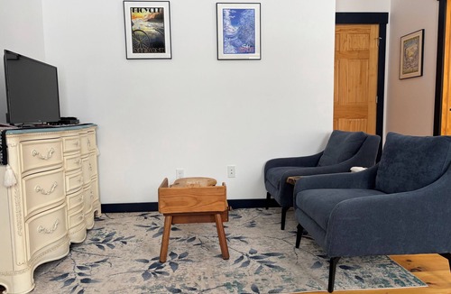 Hinesburg Hotel | Berry Sunrise - private room in a Cozy boutique hotel in Hinesburg, Vermont.