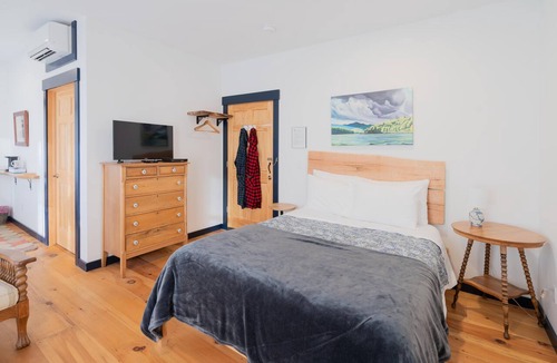 Hinesburg Hotel | Berry Sunset - private room in a Cozy boutique hotel in Hinesburg, Vermont