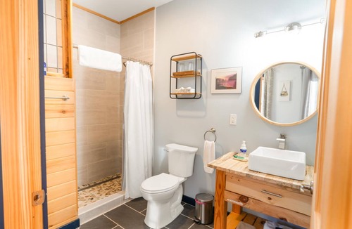 Hinesburg Hotel | Berry Sunset - private room in a Cozy boutique hotel in Hinesburg, Vermont