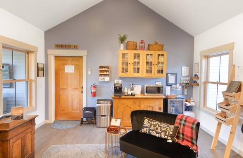 Hinesburg Hotel | Berry Sunset - private room in a Cozy boutique hotel in Hinesburg, Vermont