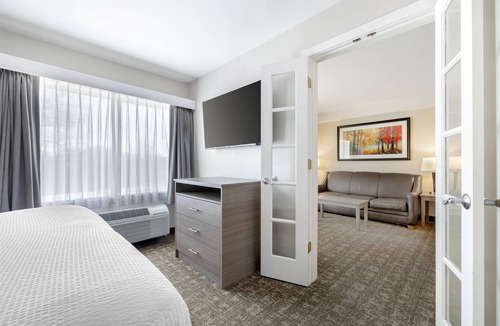 South Burlington Hotel | Best Western Plus Windjammer Inn & Conference Center