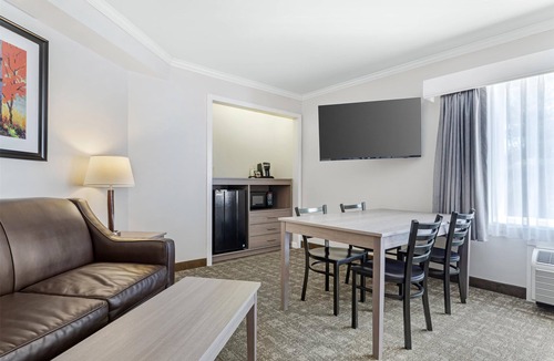 South Burlington Hotel | Best Western Plus Windjammer Inn & Conference Center