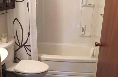 Rossland House | Big, Bright and Beautiful. Hot tub view suite