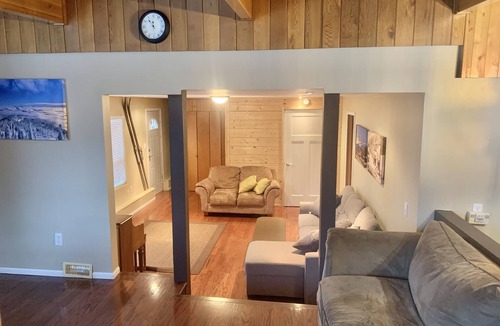 Rossland House | Big, Bright and Beautiful. Hot tub view suite