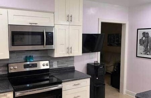 Wilton Manors House | Billy's Resort -Men only-Clothing optional-Voyeur Bungalow