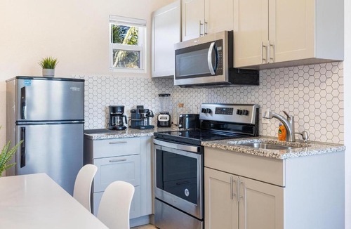 Poinciana Park Apartment | Bloom Hideaway - Mins to Las Olas & Beach