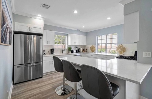 Old Northwood House | Blue Lagoon - Pool, Mins to DT + Beaches