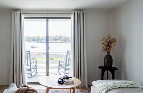 Ocean Point Hotel | Bluebird Ocean Point Inn | Oceanfront Deluxe King w/Porch | Private Beach