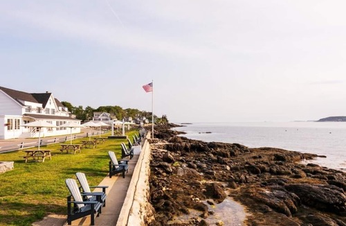 Ocean Point Hotel | Bluebird Ocean Point Inn | Shore Oceanfront Deluxe Suite | with Fire Pits
