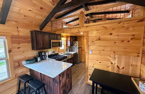 Twin Mountain Cabin | BMV4 Awesome "Tiny Home" A/C, Mountain Views, Minutes to Skiing, Hiking, Attractions, Dog Friendly!