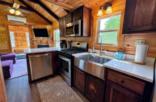 Twin Mountain Cabin | BMV4 Awesome "Tiny Home" A/C, Mountain Views, Minutes to Skiing, Hiking, Attractions, Dog Friendly!