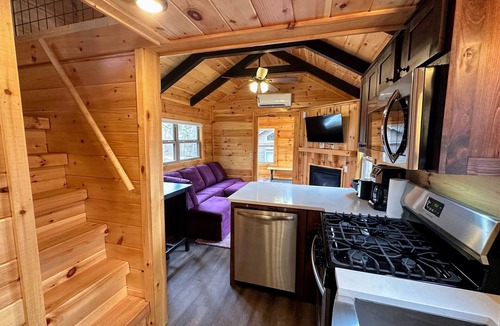 Twin Mountain Cabin | BMV4 Awesome "Tiny Home" A/C, Mountain Views, Minutes to Skiing, Hiking, Attractions, Dog Friendly!