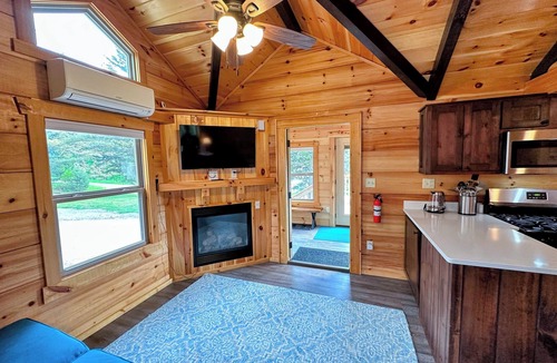 Twin Mountain Cabin | BMV8 Awesome "Tiny Home" A/C, Mountain Views, Minutes to Skiing, Hiking, Attractions, Dog Friendly!