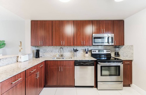 Boca Raton Apartment | Boca Raton - Across from Beach - Balcony Pool Parking 2BR