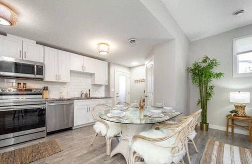 North Central Edmonton House | BoHo Chic Suite - Long Stays - Fireplace - Garage
