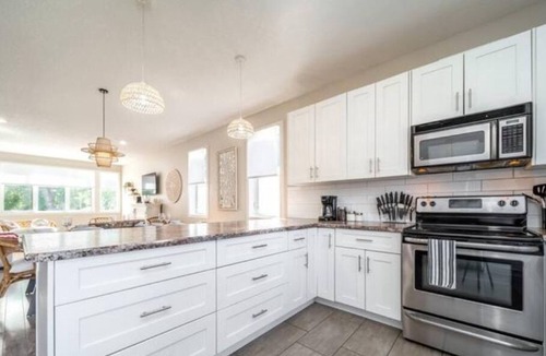 North Central Edmonton House | BoHo Vibes - Patio & BBQ - King Bed - Garage Parking