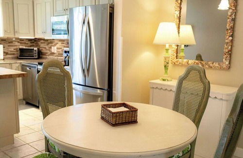 Stuart House | Book today, dinner on us! New listing! Stuart/Port Salerno cute cottage!