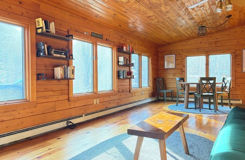 Denmark Cabin | Boone’s Cabin at Moose Pond - Easy Lake, Hiking and Ski Access