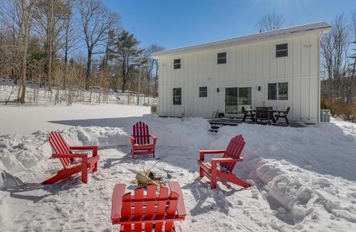 Bradford House | Bradford Group Getaway! Cabin w/Deck & Fire Pit