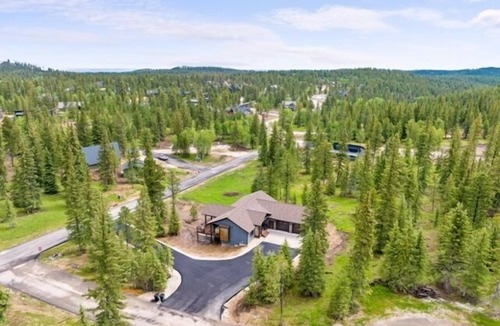 Lead House | Brand new, heart of the Black Hills, game room, hot tub
